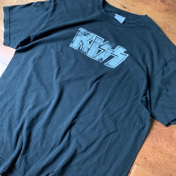 Kiss Tee - Picture 2 of 6